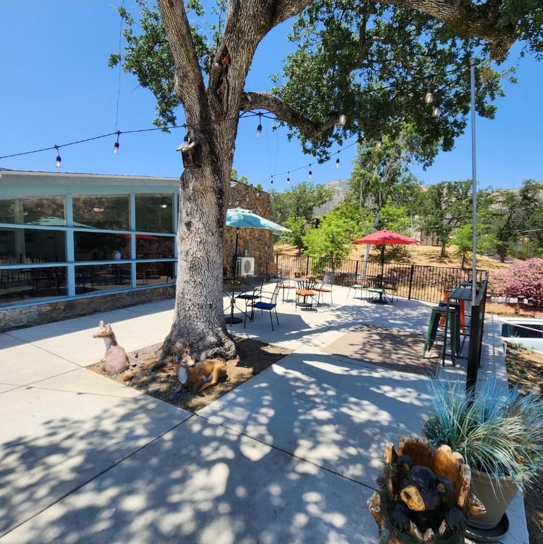Sequoia Village Motel 2*