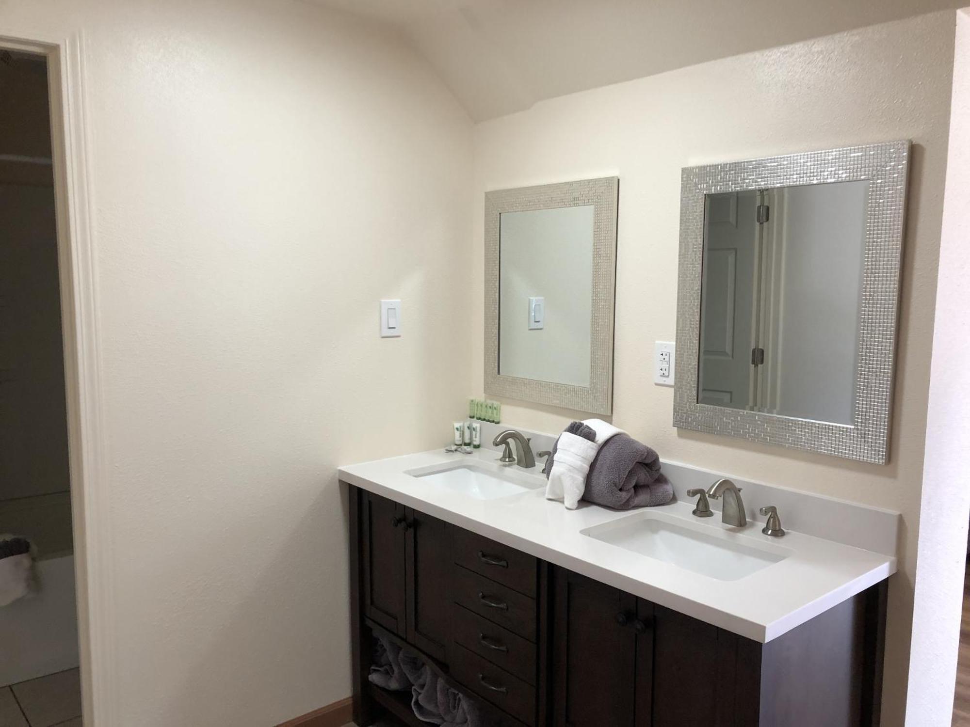Sequoia Village Motel 2*