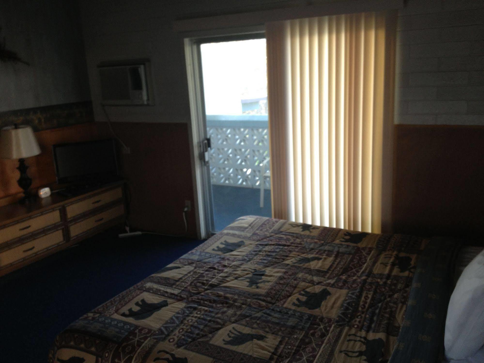 Sequoia Village Motel 2*