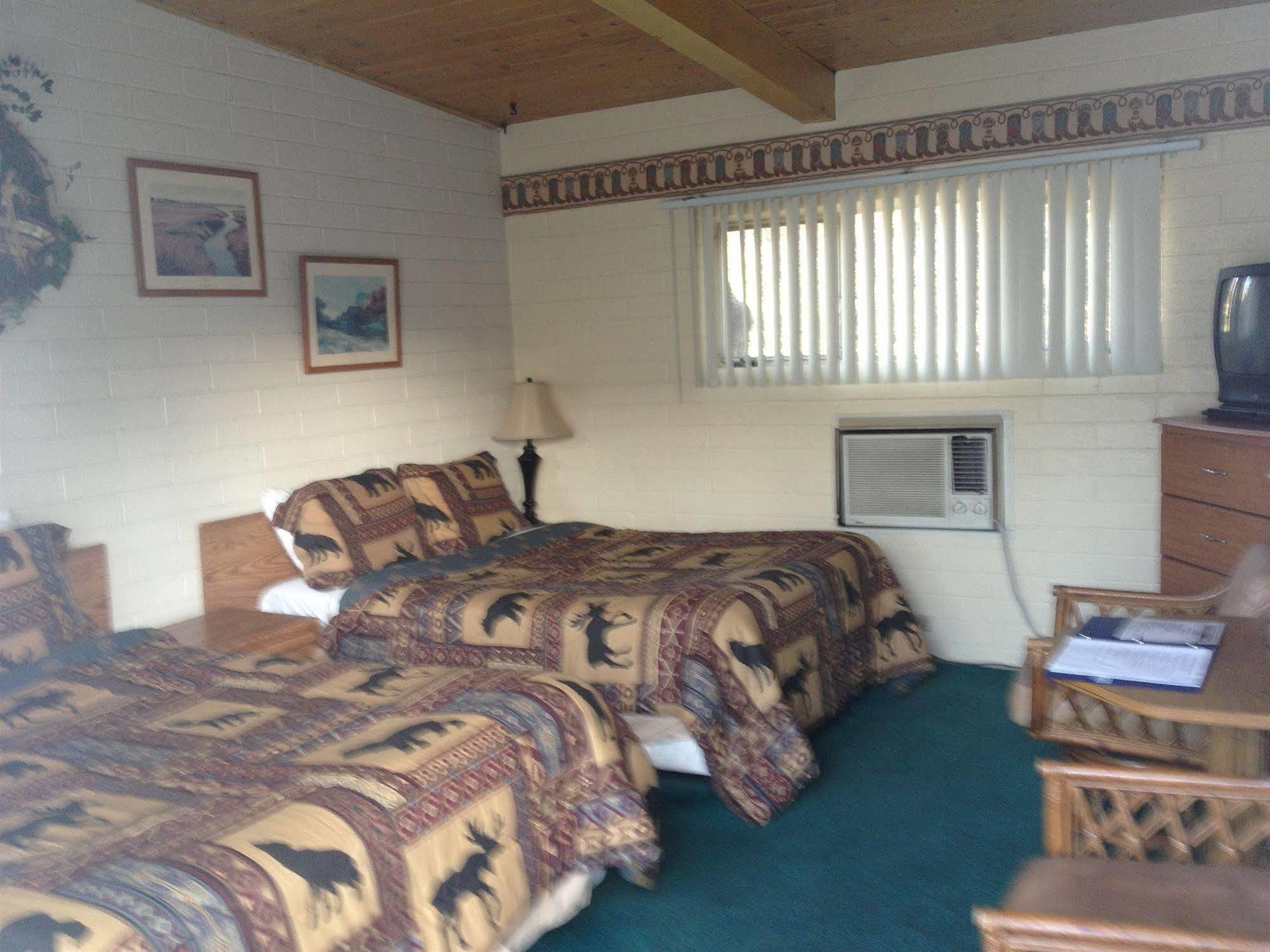 Sequoia Village Motel 2*